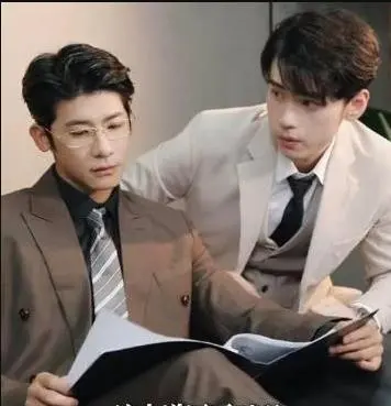 《破产后，我成了死对头的秘书》：欢喜冤家变真爱？霸总与落魄千金的爆笑职场爱情！